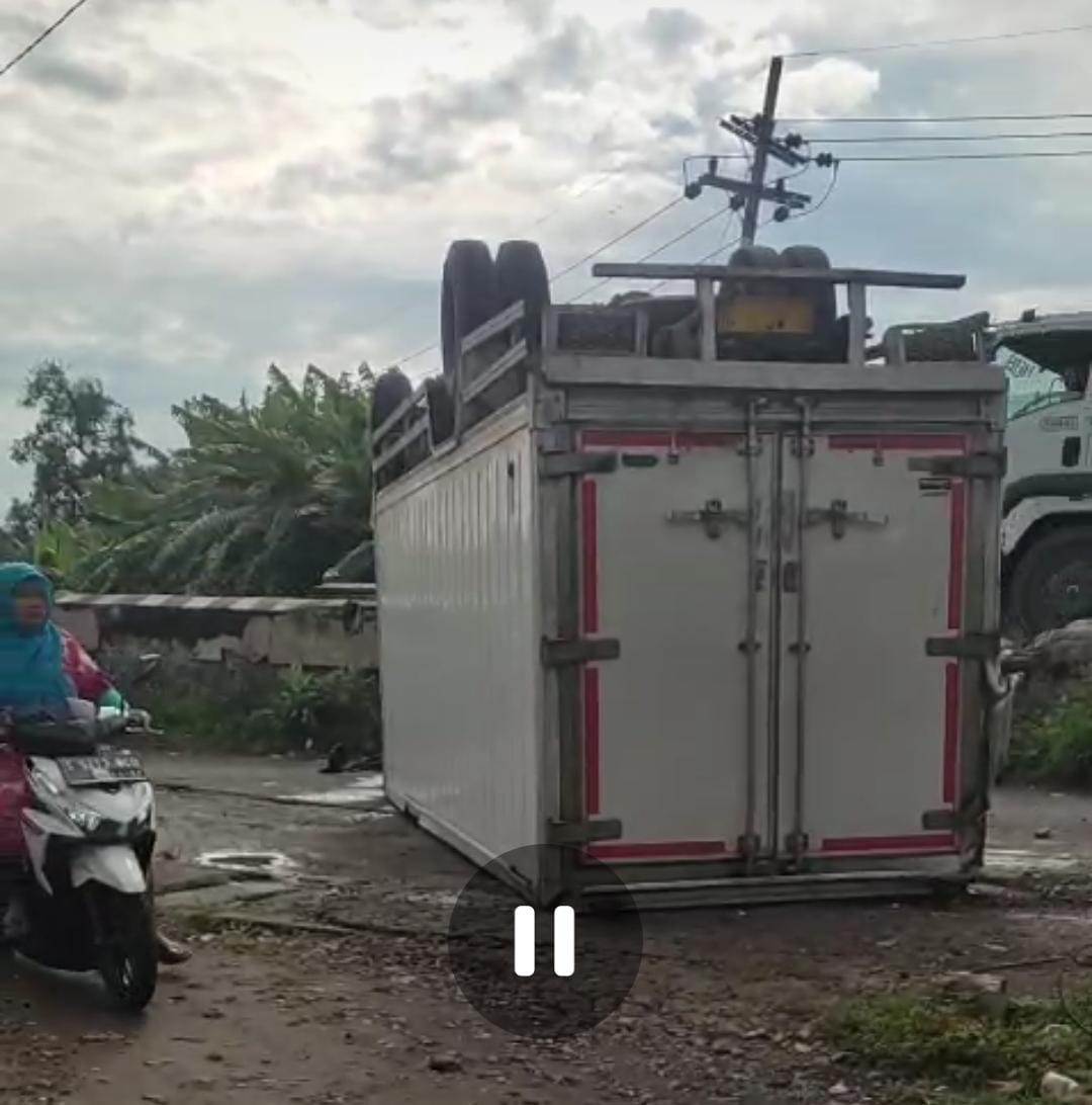 Truk Boks Terbalik di Embong Miring Jombang, Sopir Belum Diketahui Keberadaannya