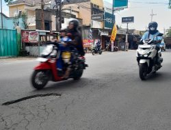 Pemotor Hampir Terjatuh Akibat Jalan Berlubang di Depan Kantor DPUPR Kota Kediri
