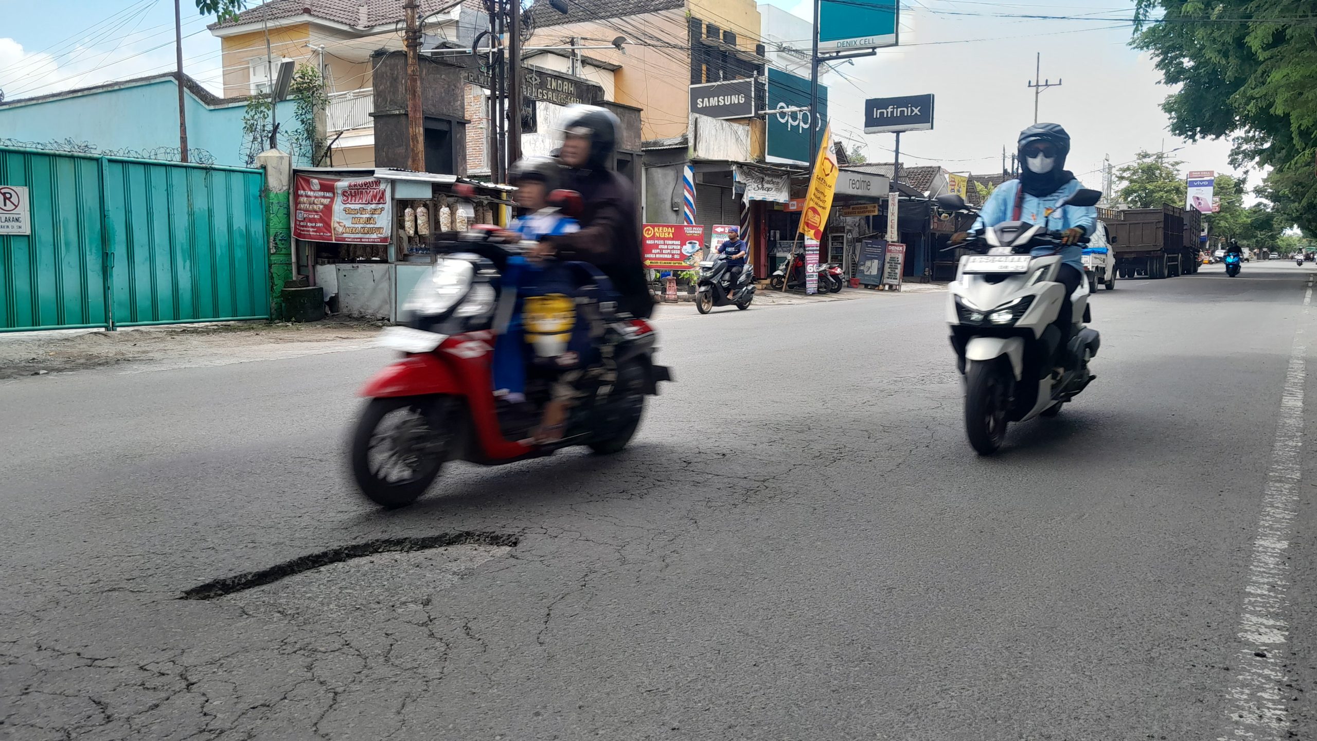 Pemotor Hampir Terjatuh Akibat Jalan Berlubang di Depan Kantor DPUPR Kota Kediri