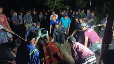 Isak Tangis Iringi Pemakaman Ibu dan Anak Korban Pembunuhan Nganjuk di Purwoasri Kediri