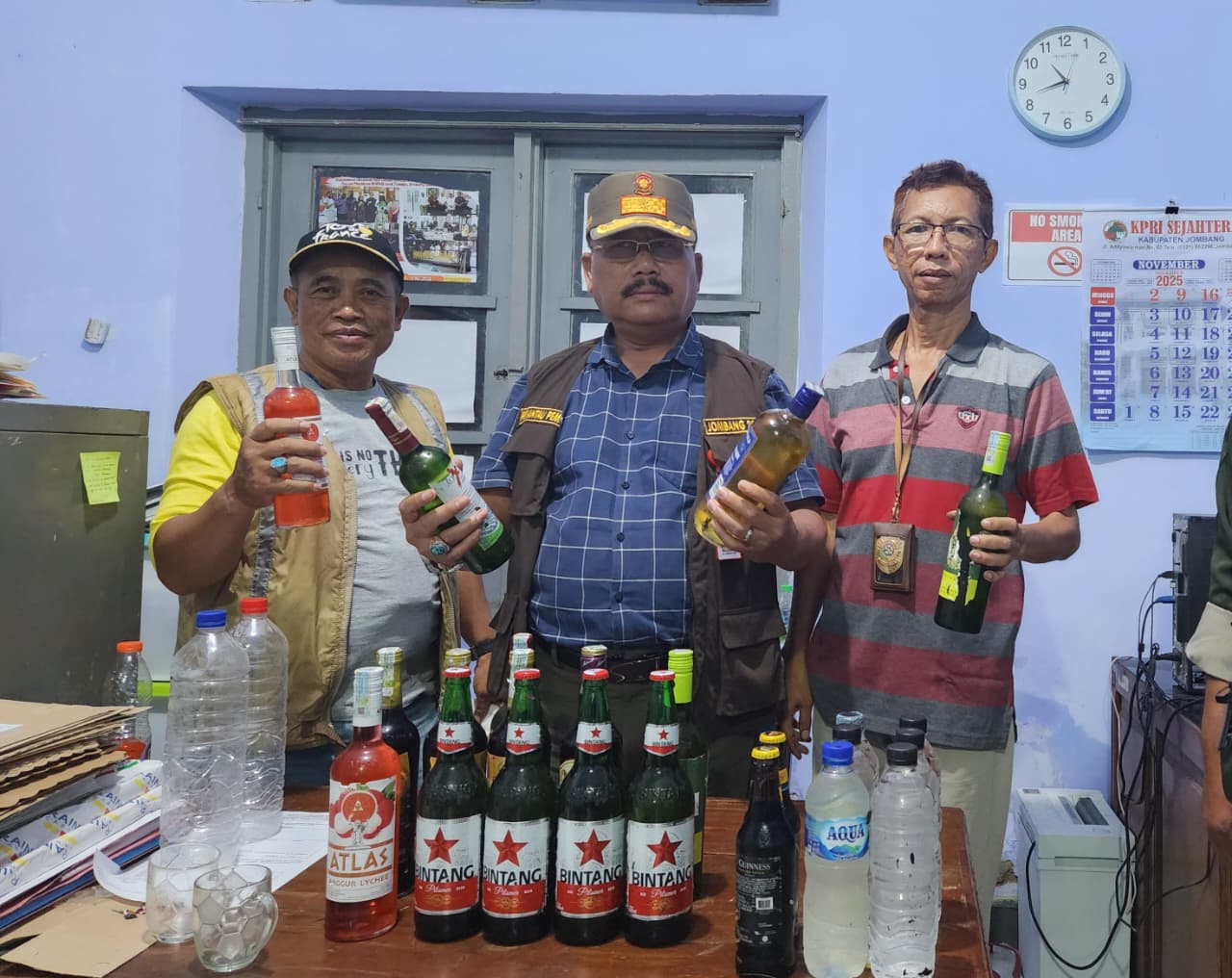 Satpol PP Jombang Gerebek Warung Penjual Miras Ilegal, Puluhan Botol Disita dari Dua Kecamatan