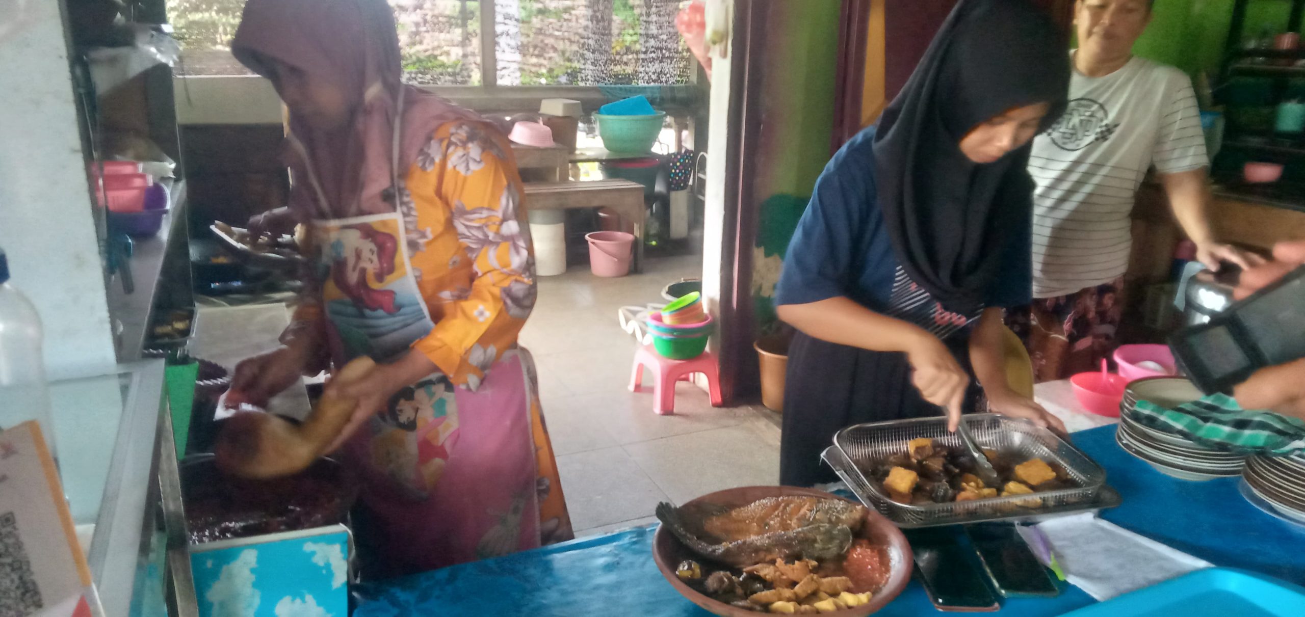 Menikmati Pedasnya Sambelan Cak Mail di Tepi Brantas: Perpaduan Rasa Autentik dan Suasana Alam yang Menenangkan
