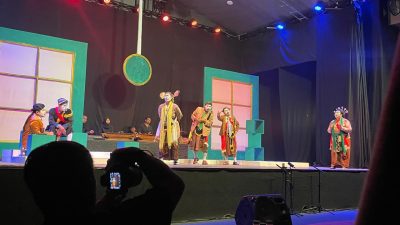 Pementasan ke-45 Tombo Ati, “Utiku Sayang” Guncang Gedung Kesenian Jombang Lewat Satire dan Pesan Moral