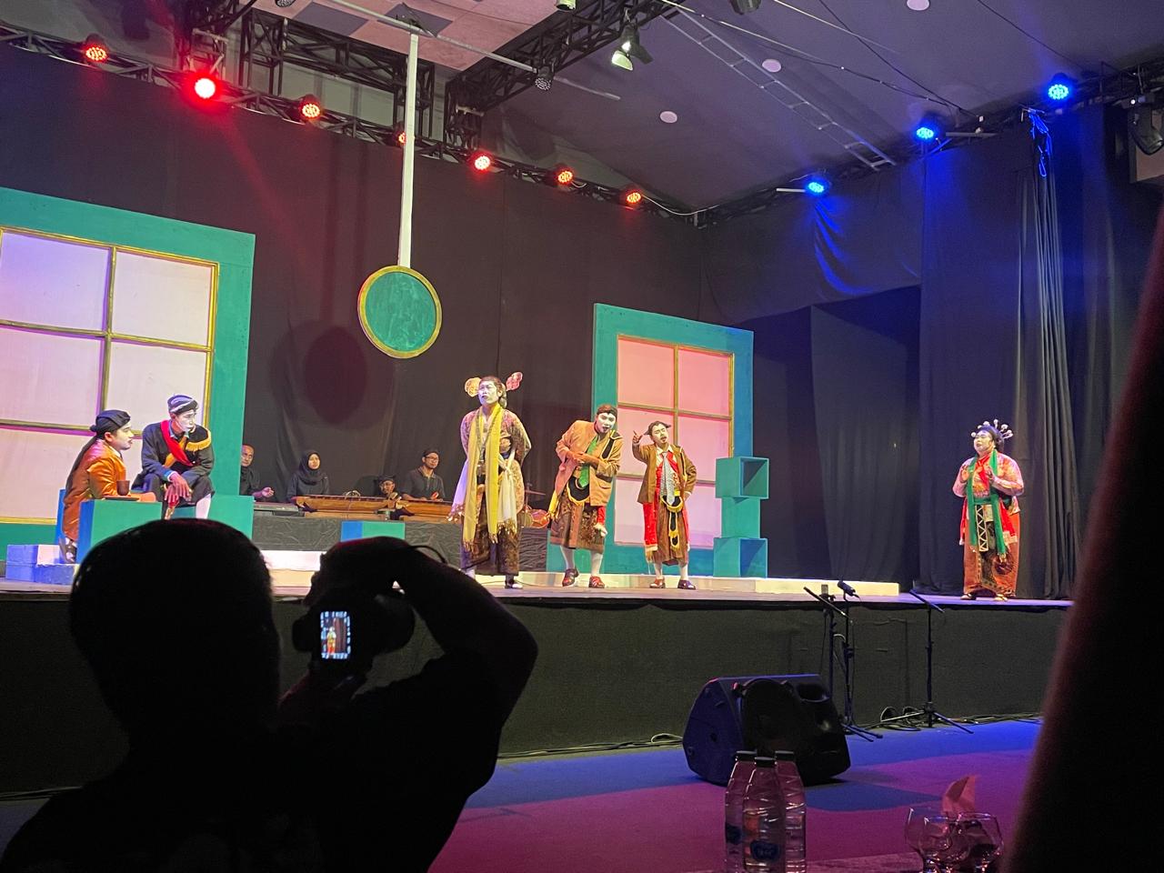 Pementasan ke-45 Tombo Ati, “Utiku Sayang” Guncang Gedung Kesenian Jombang Lewat Satire dan Pesan Moral