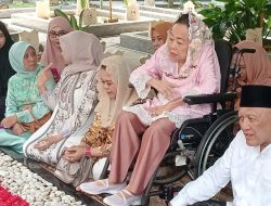 Hj Sinta Nuriyah Ziarahi Makam Gus Dur di Tebuireng Sehari Setelah Penganugerahan Gelar Pahlawan Nasional