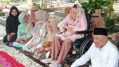 Hj Sinta Nuriyah Ziarahi Makam Gus Dur di Tebuireng Sehari Setelah Penganugerahan Gelar Pahlawan Nasional