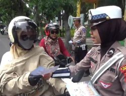 Operasi Zebra Semeru Sasar 8 Pelanggaran, Polisi Jombang Bagikan Helm dan Cokelat di Hari Pertama