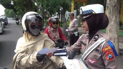 Operasi Zebra Semeru Sasar 8 Pelanggaran, Polisi Jombang Bagikan Helm dan Cokelat di Hari Pertama