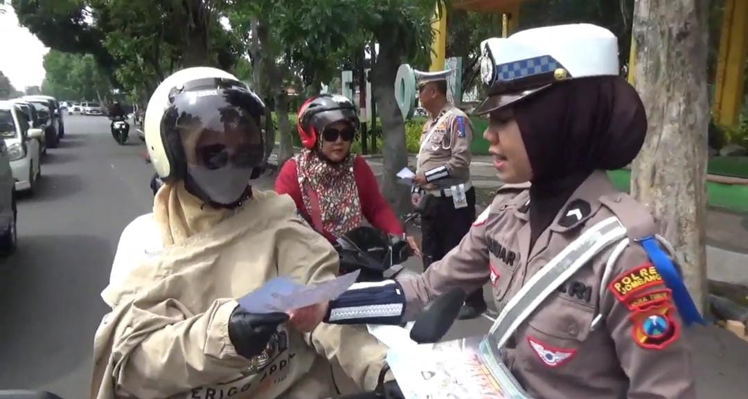 Operasi Zebra Semeru Sasar 8 Pelanggaran, Polisi Jombang Bagikan Helm dan Cokelat di Hari Pertama