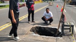 Muncul Sinkhole Sedalam Dua Meter di Jalur Ponorogo–Madiun, Pengendara Diimbau Waspada