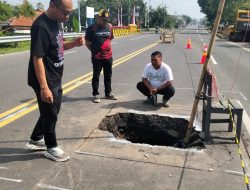 Muncul Sinkhole Sedalam Dua Meter di Jalur Ponorogo–Madiun, Pengendara Diimbau Waspada