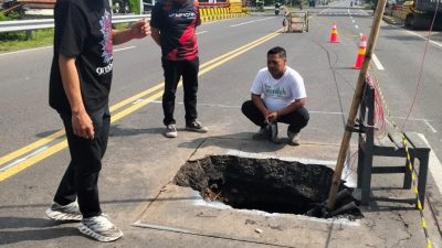 Muncul Sinkhole Sedalam Dua Meter di Jalur Ponorogo–Madiun, Pengendara Diimbau Waspada