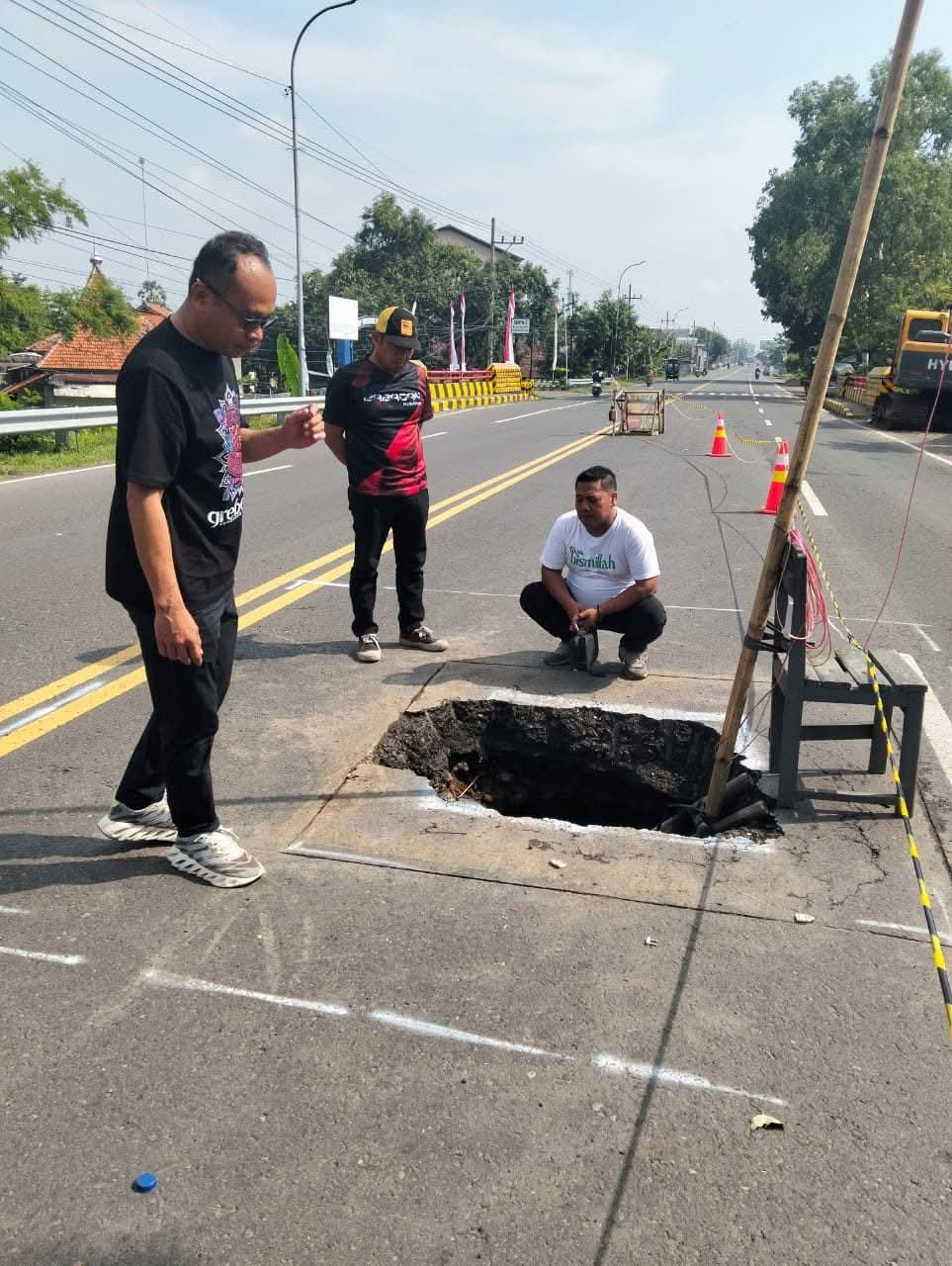 Muncul Sinkhole Sedalam Dua Meter di Jalur Ponorogo–Madiun, Pengendara Diimbau Waspada