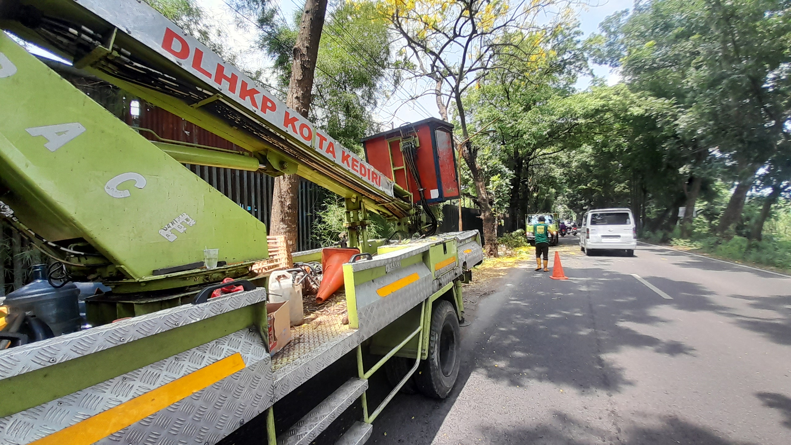 Cegah Pohon Tumbang, DLHKP Kota Kediri Lakukan Pemangkasan di Jalan Durian