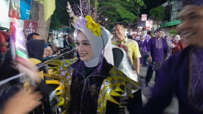 Dihadiri Puluhan Ribu Warga, Wali Kota Kediri Vinanda Prameswati Resmi Membuka Dhoho Night Carnival 2025 dengan Kostum Glow Green