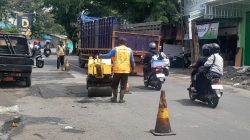 DPUPR Kota Kediri Tanggap Keluhan Warga, Perbaiki Jalan Berlubang di Simpang Mauni