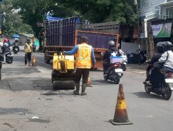 DPUPR Kota Kediri Tanggap Keluhan Warga, Perbaiki Jalan Berlubang di Simpang Mauni