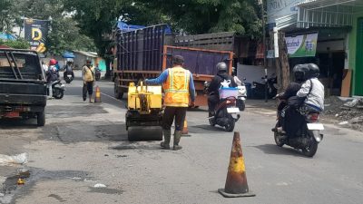 DPUPR Kota Kediri Tanggap Keluhan Warga, Perbaiki Jalan Berlubang di Simpang Mauni