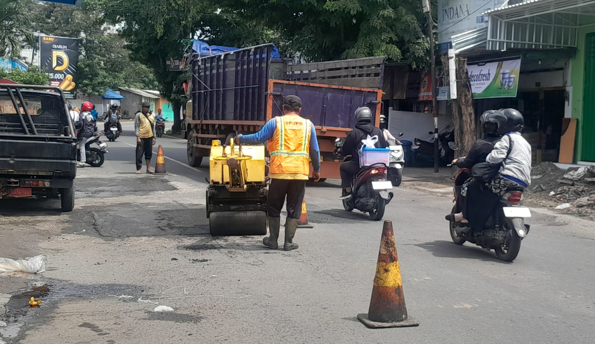 DPUPR Kota Kediri Tanggap Keluhan Warga, Perbaiki Jalan Berlubang di Simpang Mauni