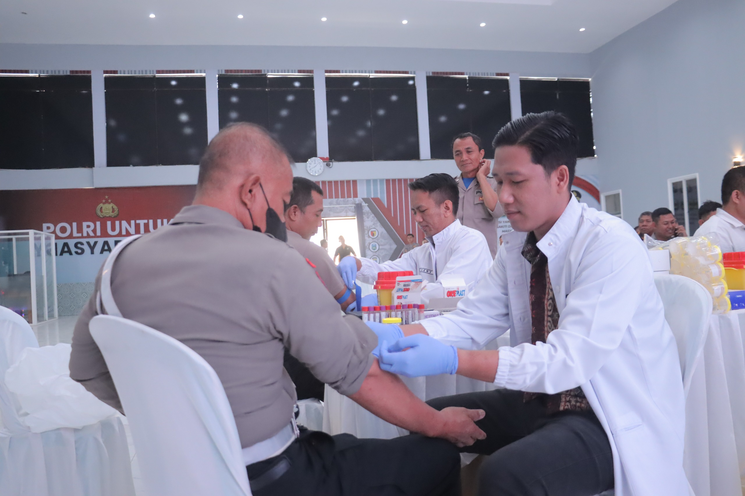 Ratusan Anggota Polres Blitar Jalani Cek Kesehatan, Wajib Puasa Sebelum Pemeriksaan