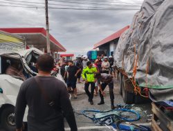 Diduga Mengantuk, Truk Boks Tabrak Pemotor hingga Terseret ke Kolong Truk Tronton di Tulungagung