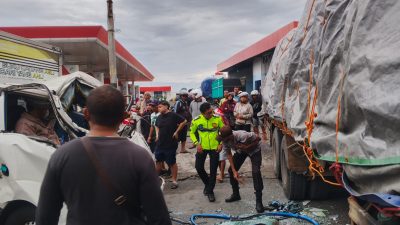 Diduga Mengantuk, Truk Boks Tabrak Pemotor hingga Terseret ke Kolong Truk Tronton di Tulungagung