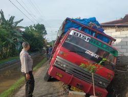 Salah Perhitungan di Jalan Sempit, Truk Gandeng Masuk Parit di Baron Nganjuk