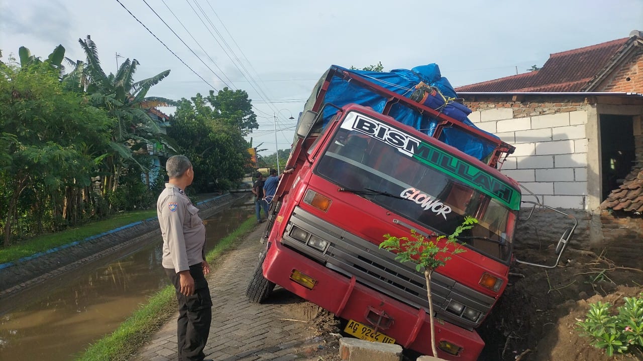 Salah Perhitungan di Jalan Sempit, Truk Gandeng Masuk Parit di Baron Nganjuk