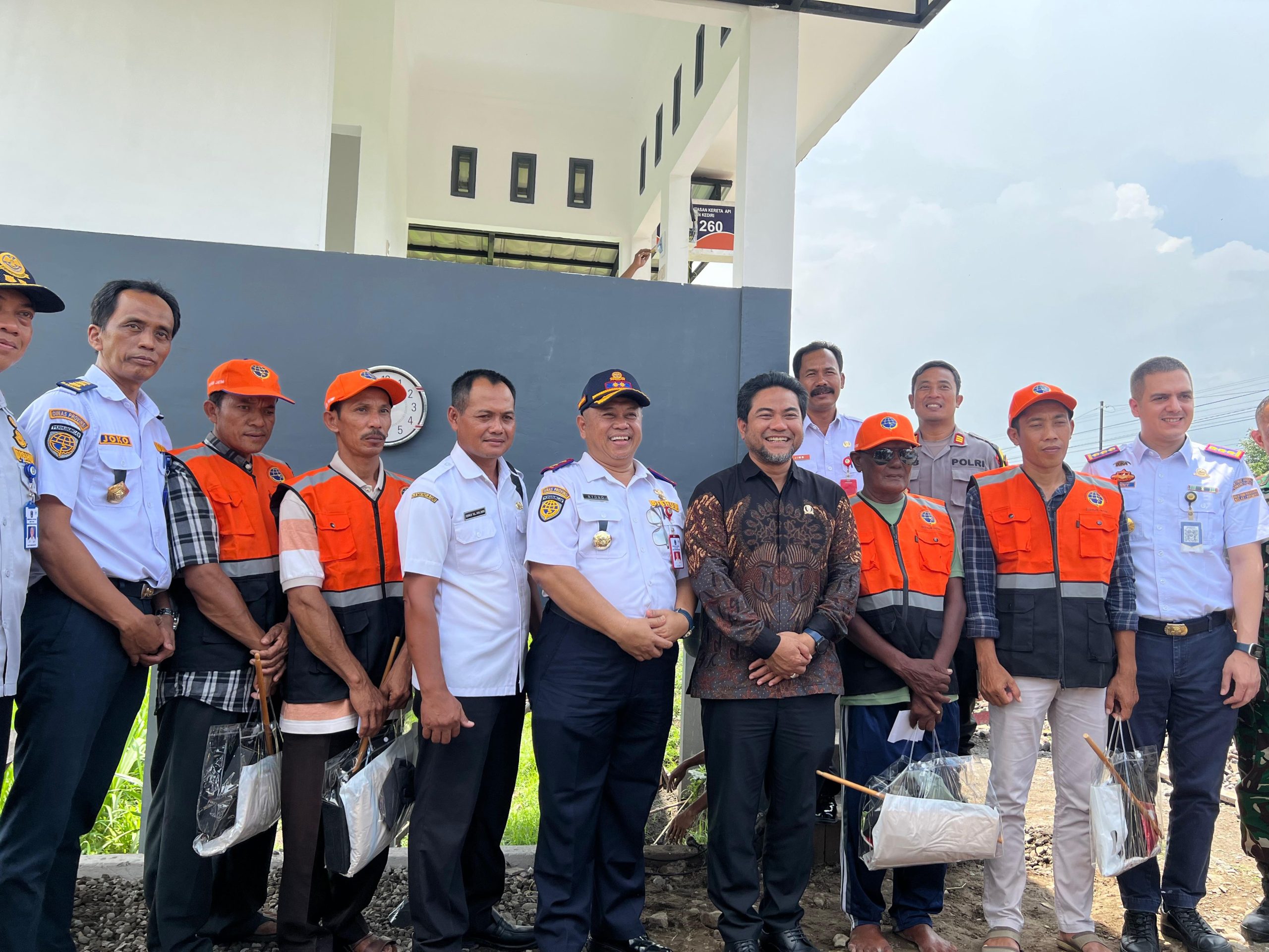 Sosialisasi Keamanan dan Keselamatan Perjalanan Kereta untuk Warga di Dua Desa