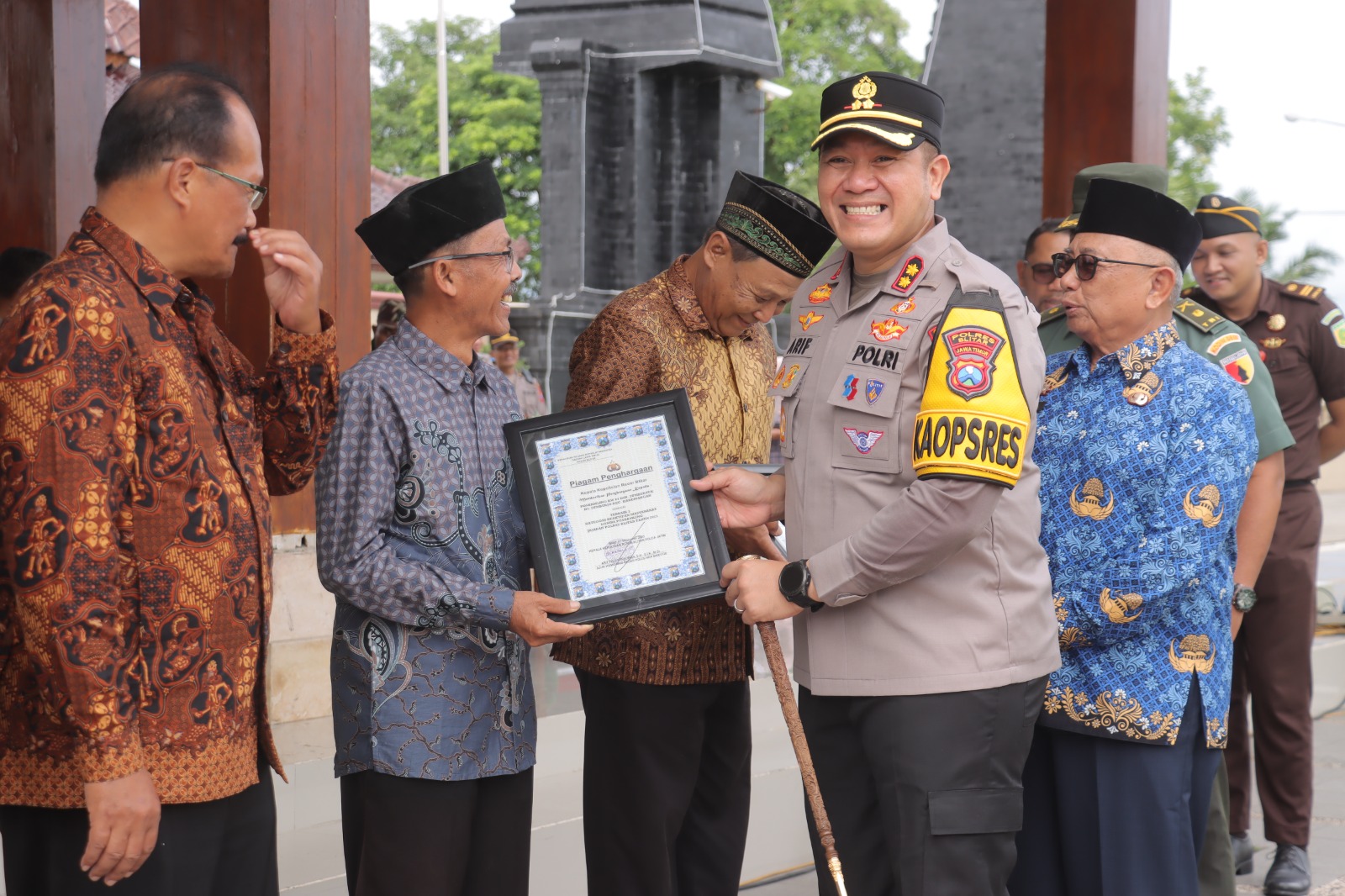 Kapolres Blitar Beri Penghargaan Poskamling Berprestasi sebagai Apresiasi Kepedulian Warga Jaga Kamtibmas