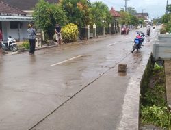 Hujan Deras, Saluran Gorong-Gorong Meluap ke Jalan