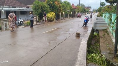 Hujan Deras, Saluran Gorong-Gorong Meluap ke Jalan
