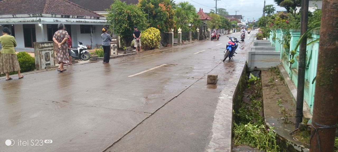 Hujan Deras, Saluran Gorong-Gorong Meluap ke Jalan