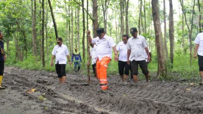 Viral Jalan Rusak, Bupati Marhaen Langsung Tinjau Lokasi dan Tegaskan Akses Warga Akan Segera Diperbaiki
