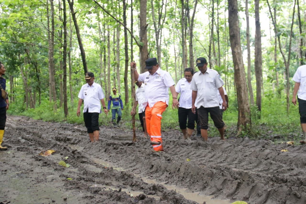 Viral Jalan Rusak, Bupati Marhaen Langsung Tinjau Lokasi dan Tegaskan Akses Warga Akan Segera Diperbaiki