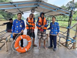 Dishub Kabupaten Kediri Salurkan Pelampung untuk Operator Perahu Tambang Demi Tingkatkan Keselamatan