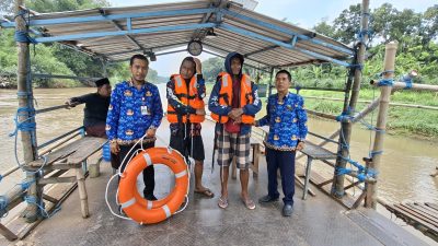 Dishub Kabupaten Kediri Salurkan Pelampung untuk Operator Perahu Tambang Demi Tingkatkan Keselamatan