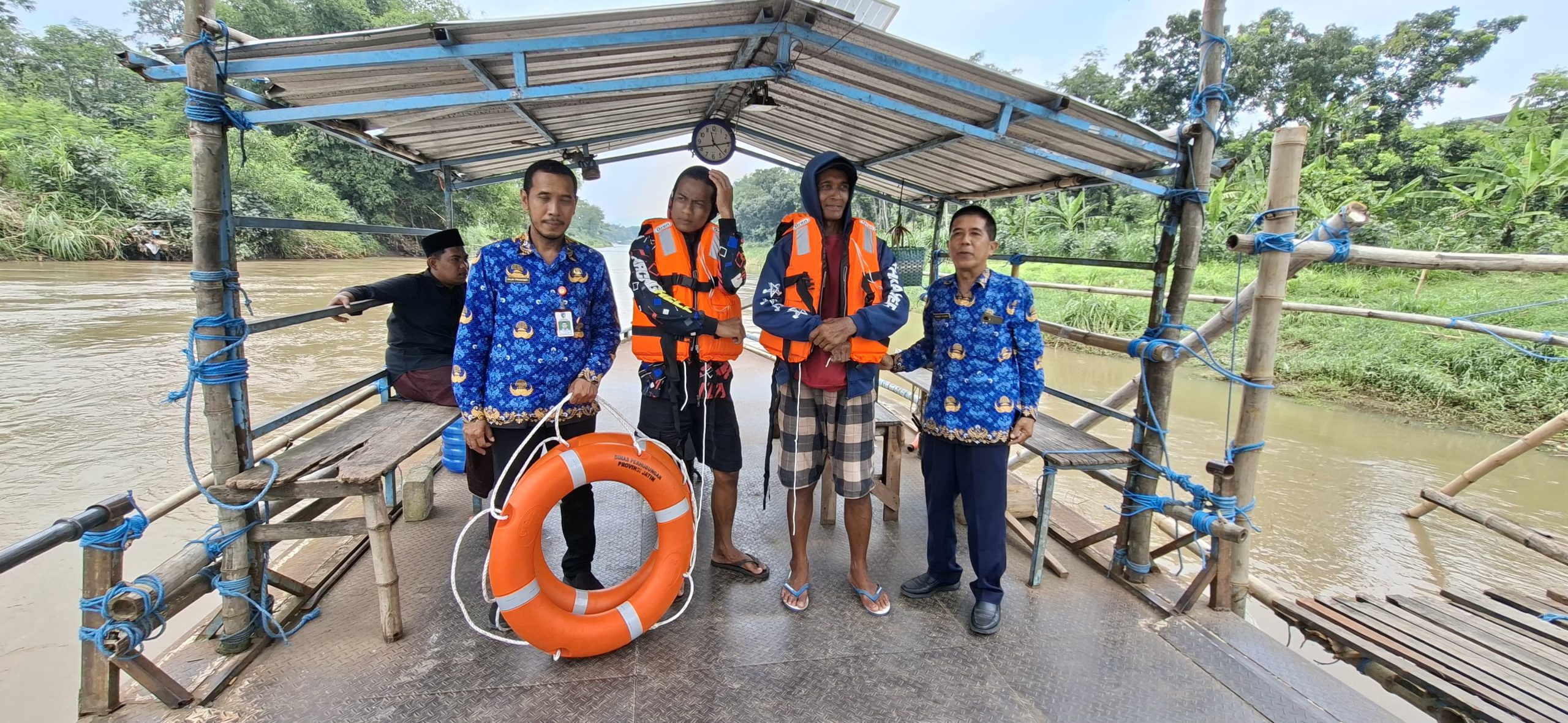 Dishub Kediri Salurkan Pelampung untuk Operator Perahu Tambang Demi Tingkatkan Keselamatan