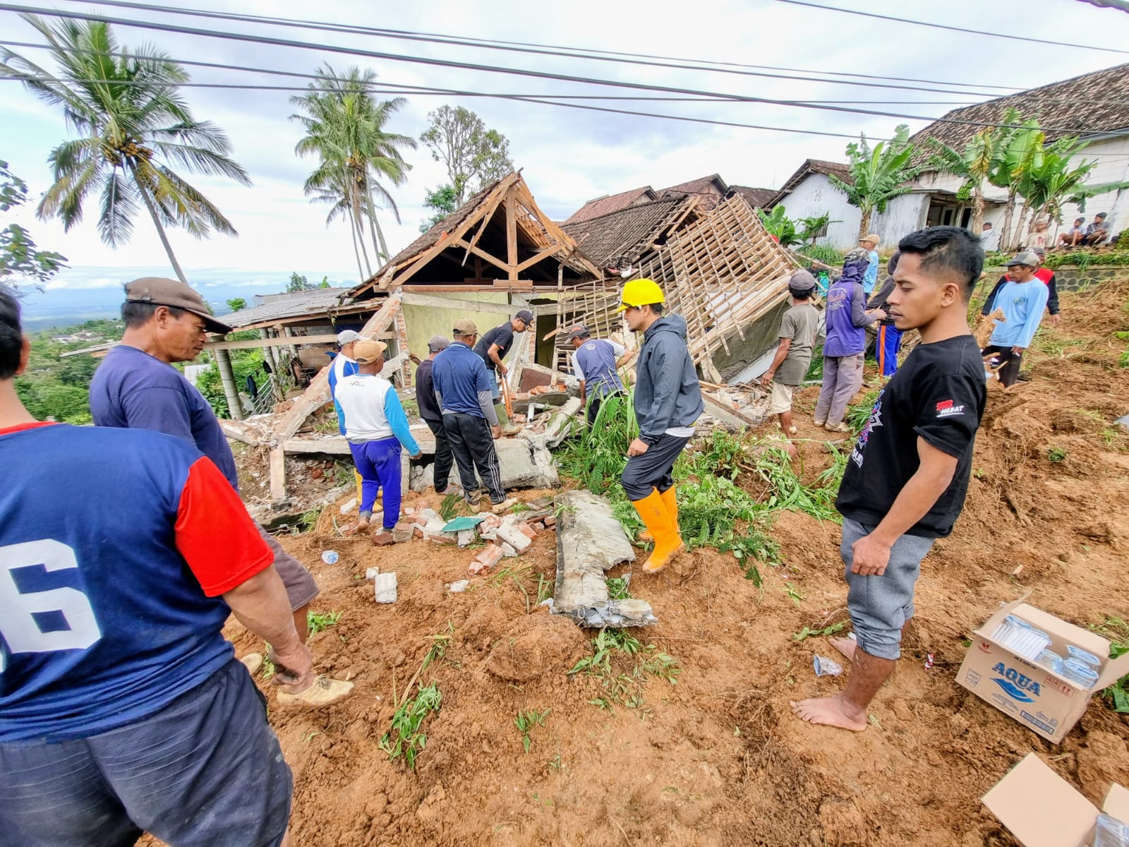 Longsor Tutup Akses Jalan di Wagir Kidul, Ratusan Warga Terancam Terisolasi