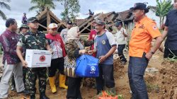 Tinjau Korban Longsor di Ponorogo, Plt. Bupati Berikan Bantuan Logistik