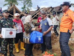 Tinjau Korban Longsor di Ponorogo, Plt. Bupati Berikan Bantuan Logistik