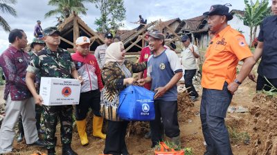 Tinjau Korban Longsor di Ponorogo, Plt. Bupati Berikan Bantuan Logistik