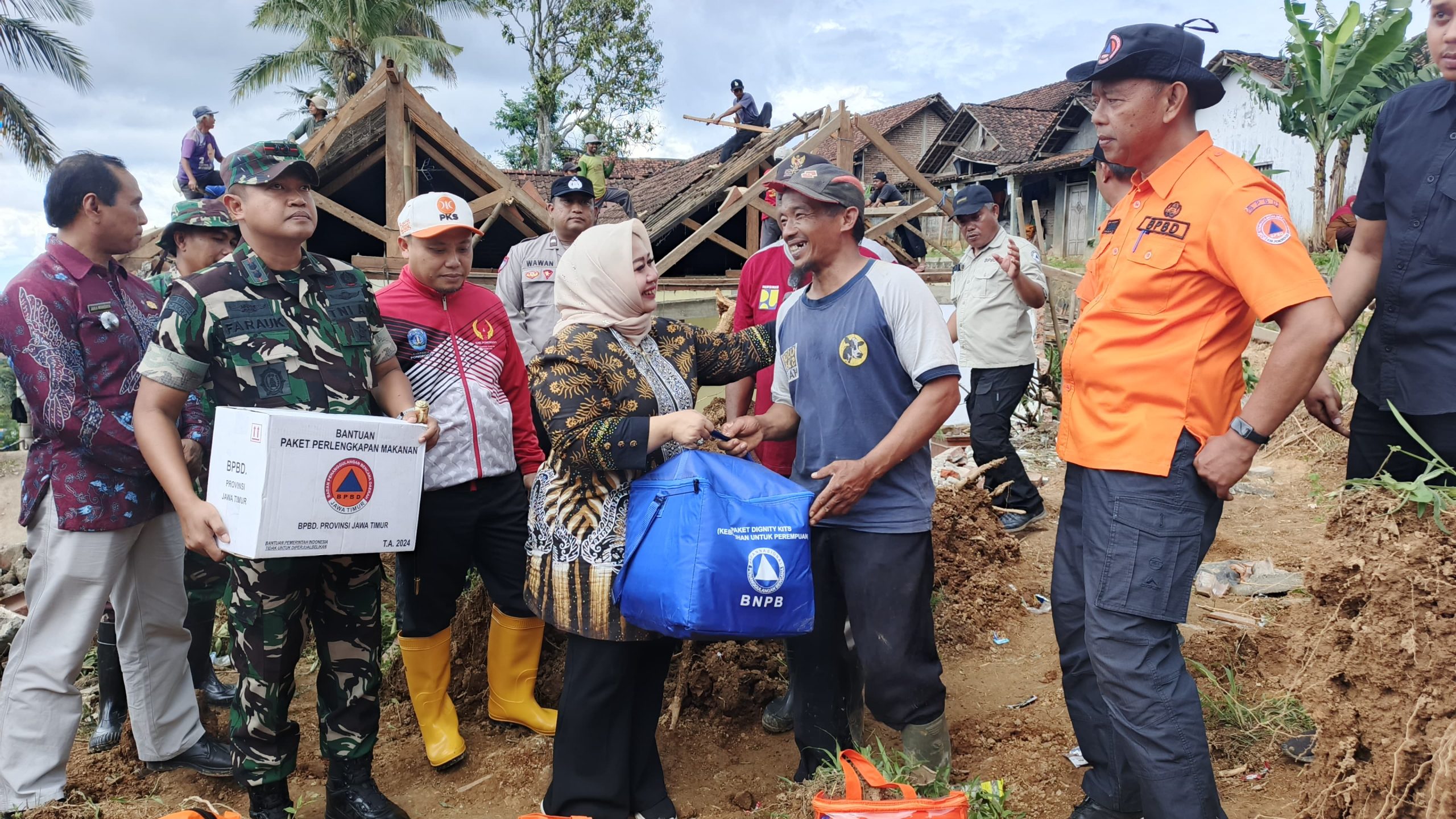 Tinjau Korban Longsor di Ponorogo, Plt. Bupati Berikan Bantuan Logistik