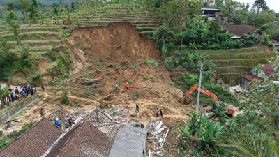 BPBD Ponorogo Kebut Evakuasi Material Longsor, Prioritaskan Pembukaan Akses Penghubung Dua Desa
