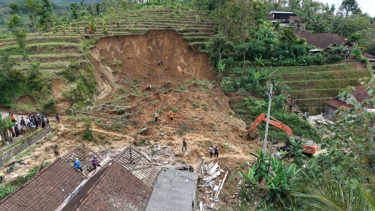 BPBD Ponorogo Kebut Evakuasi Material Longsor, Prioritaskan Pembukaan Akses Penghubung Dua Desa