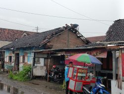 Diterjang Angin Kencang, Puluhan Rumah di Plosokandang Alami Kerusakan pada Bagian Atap