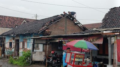 Diterjang Angin Kencang, Puluhan Rumah di Plosokandang Alami Kerusakan pada Bagian Atap
