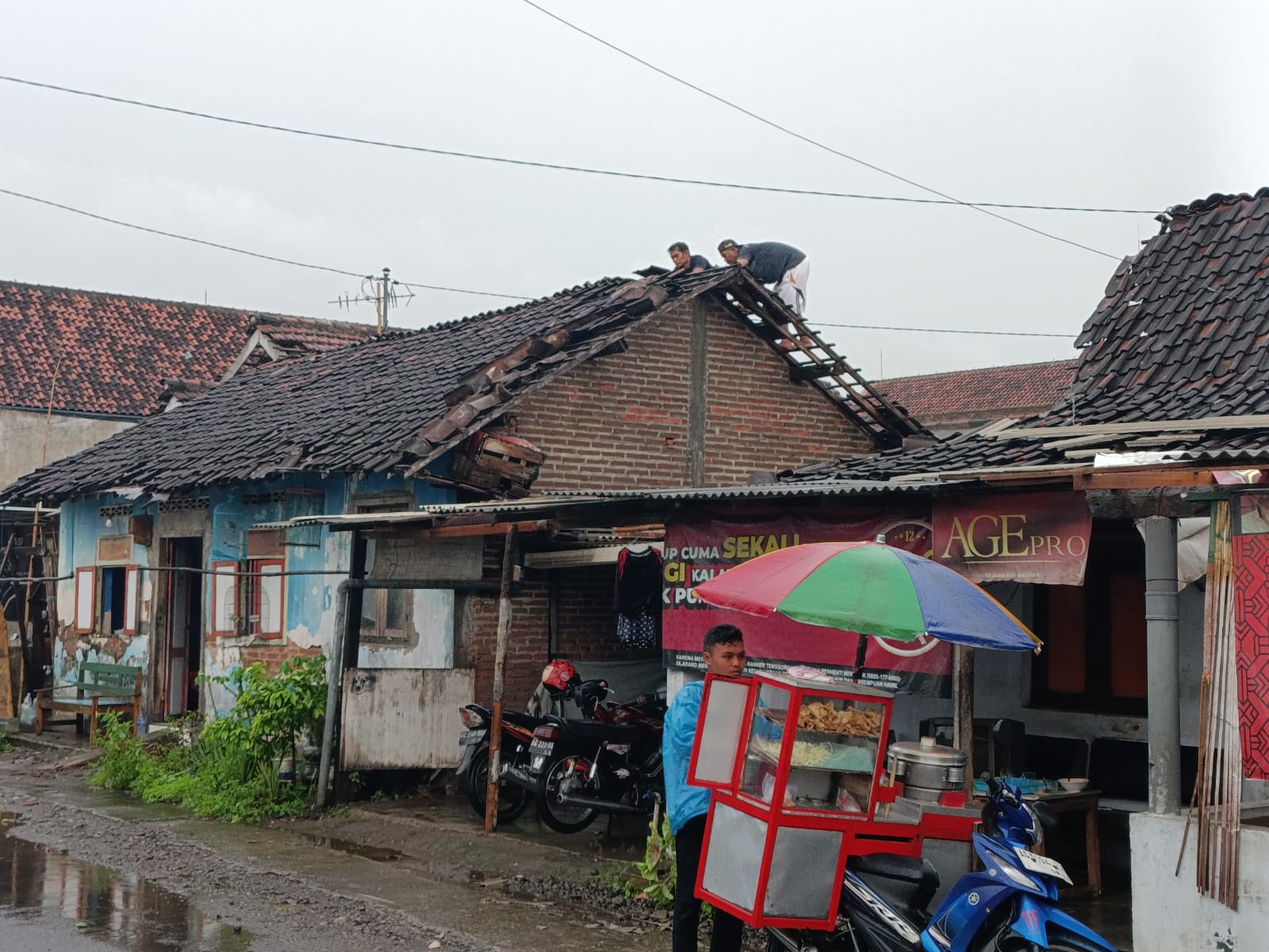 Diterjang Angin Kencang, Puluhan Rumah di Plosokandang Alami Kerusakan pada Bagian Atap
