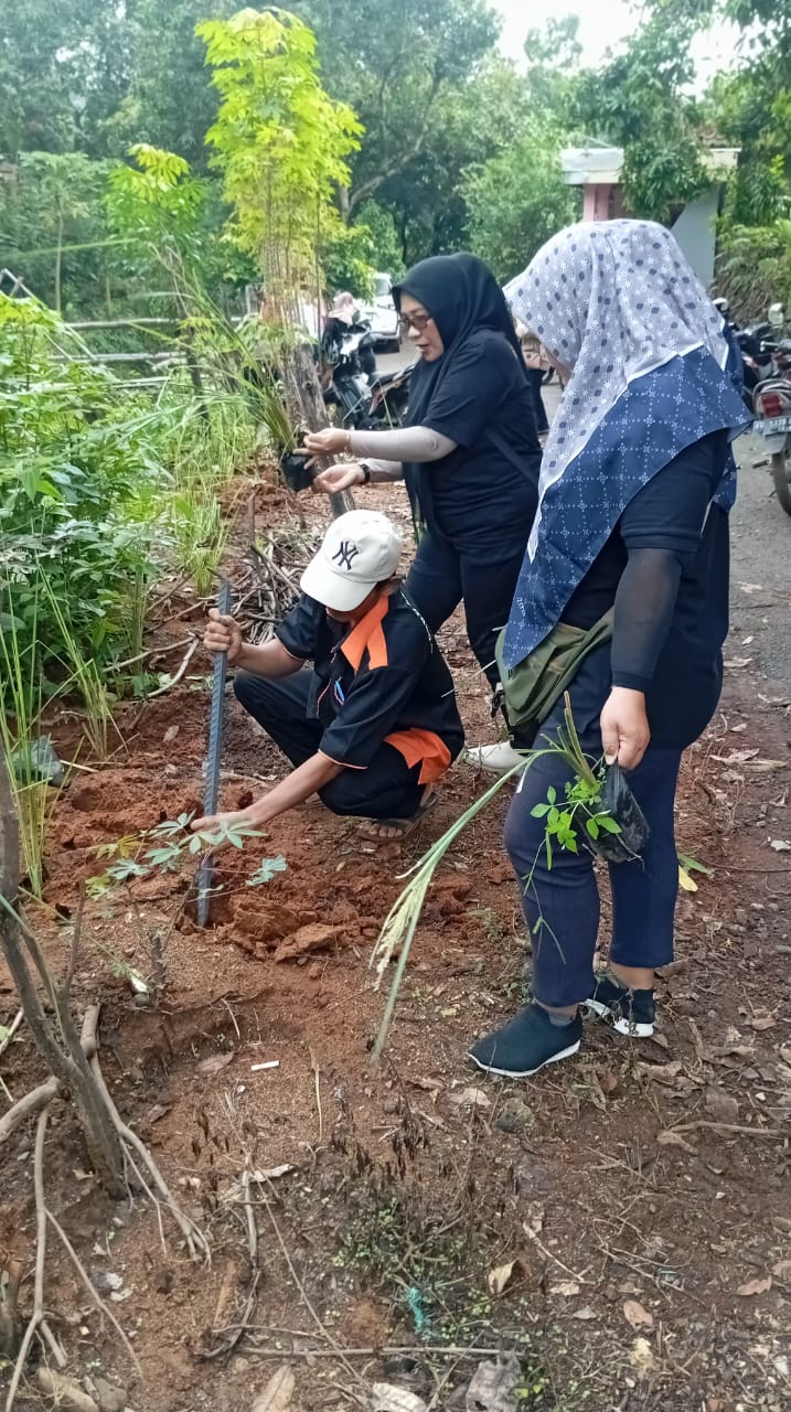 Ratusan Warga Tanam Akar Wangi untuk Cegah Longsor di Desa Kalipang