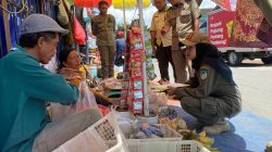 Satpol PP Tertibkan Pedagang Tiban yang Gunakan Bahu Jalan di Pasar Wates